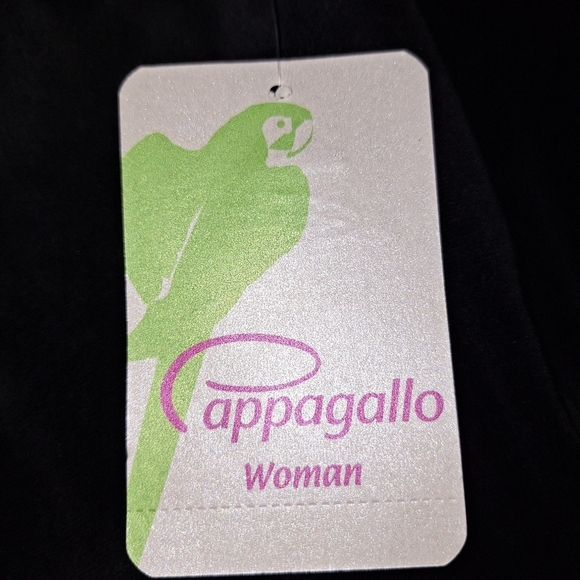 A bundle of ladies lounge pants in a size 3X. Yogalicious and Cappagallo. - Picture 5 of 13